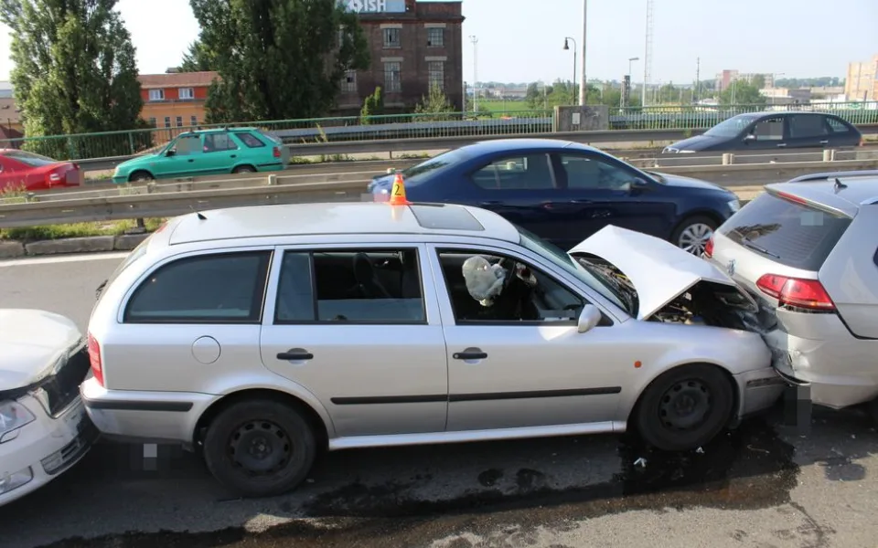 Při hromadné nehodě šesti aut v Tovární ulici byl zraněn třináctiletý chlapec