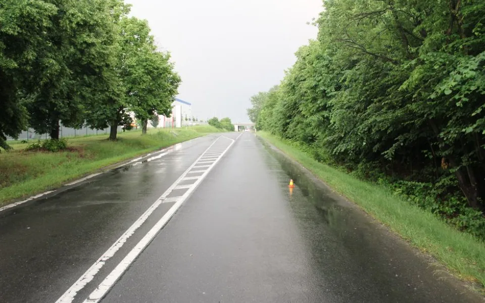 Policie pátrá po řidiči, který při předjíždění srazil cyklistku a z místa nehody ujel