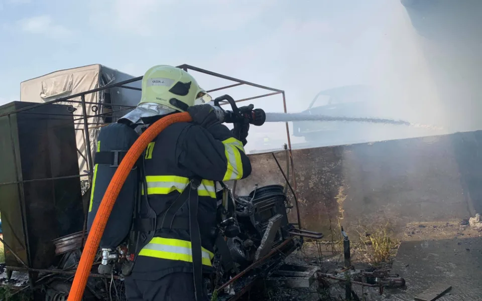 FOTO/VIDEO: Při požáru skladovací haly vznikla škoda za osm a půl milionu korun