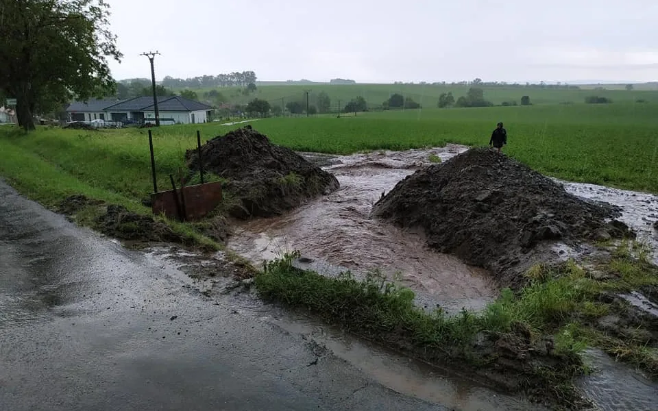 FOTO/VIDEO: Dnešní silné bouřky si vyžádaly desítky zásahů hasičů hlavně na Olomoucku