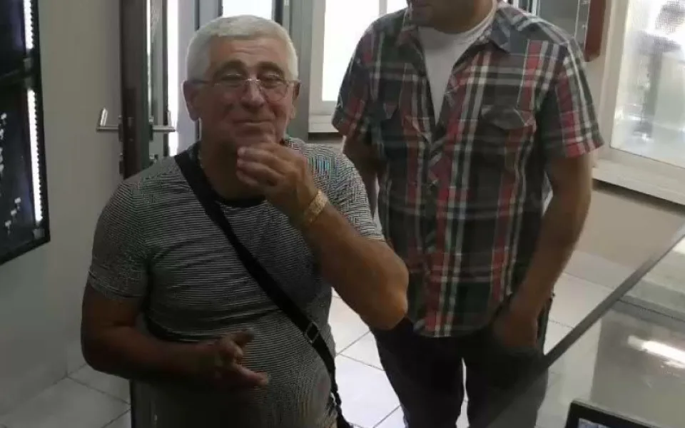 VIDEO: Policie pátrá po dvou zlodějích, kteří ukradli řetízky za 34 tisíc korun 