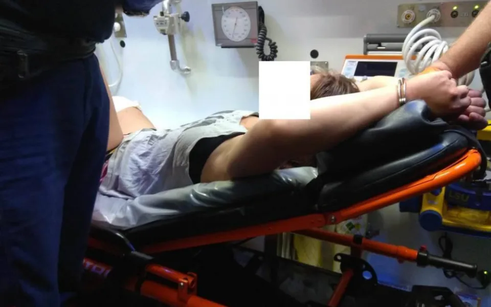 Hysterická žena se vážně pořezala o rozbité sklo. Když ji chtěli strážníci ošetřit, začala je napadat