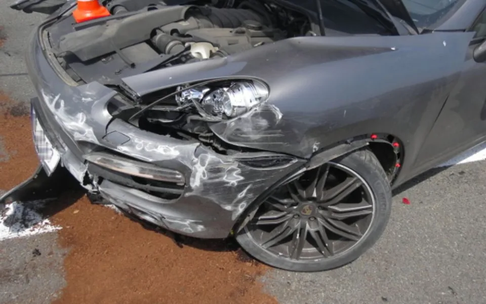 FOTO: Na dálnici u Bělotína havarovalo Porsche. Chvíli poté do auta řidiče, který chtěl pomoct, naboural Fiat