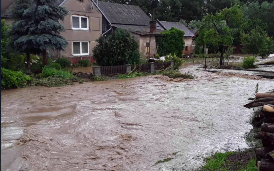 AKTUÁLNĚ: Přívalový déšť trápí obyvatele Senice na Hané nebo Čech pod Kosířem