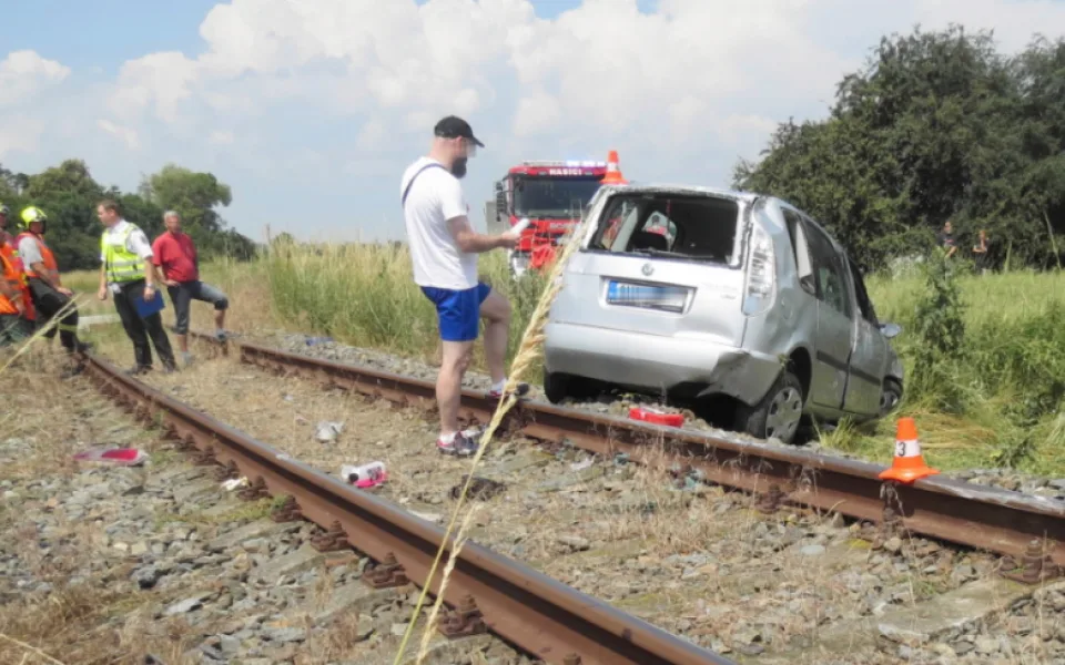 FOTO: Řidičce vběhl do cesty pes. Strhla řízení a skončila na kolejích