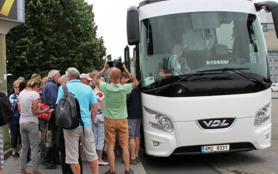 Senioři se dnes zúčastnili cestování po kraji. Navštívili Javorník i jeskyně Na Pomezí