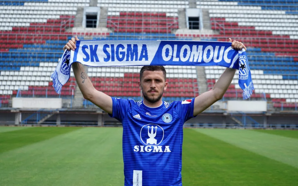 První letní posilou Sigmy je slovenský záložník Greššák, který nahradí Kalvacha