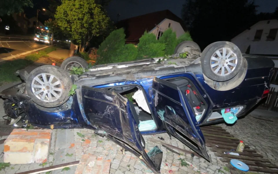 FOTO: Muž nezvládl řízení. Zdemoloval plot, otočil auto na střechu a nadýchal dvě promile