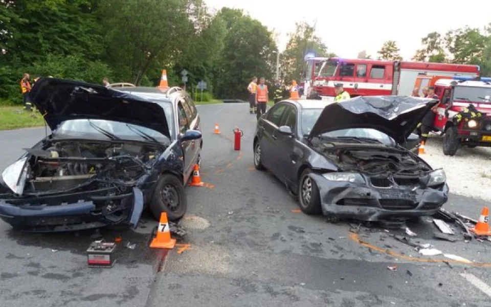 FOTO: Senior nedal přednost autu na hlavní silnici. On i spolujezdkyně skončili v nemocnici