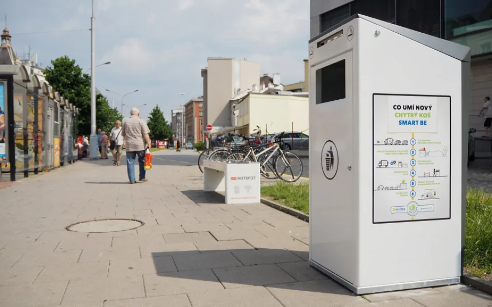FOTO/VIDEO: Olomouc má první tři chytré odpadkové koše. Umí lisovat odpad a zahlásí, když jsou plné