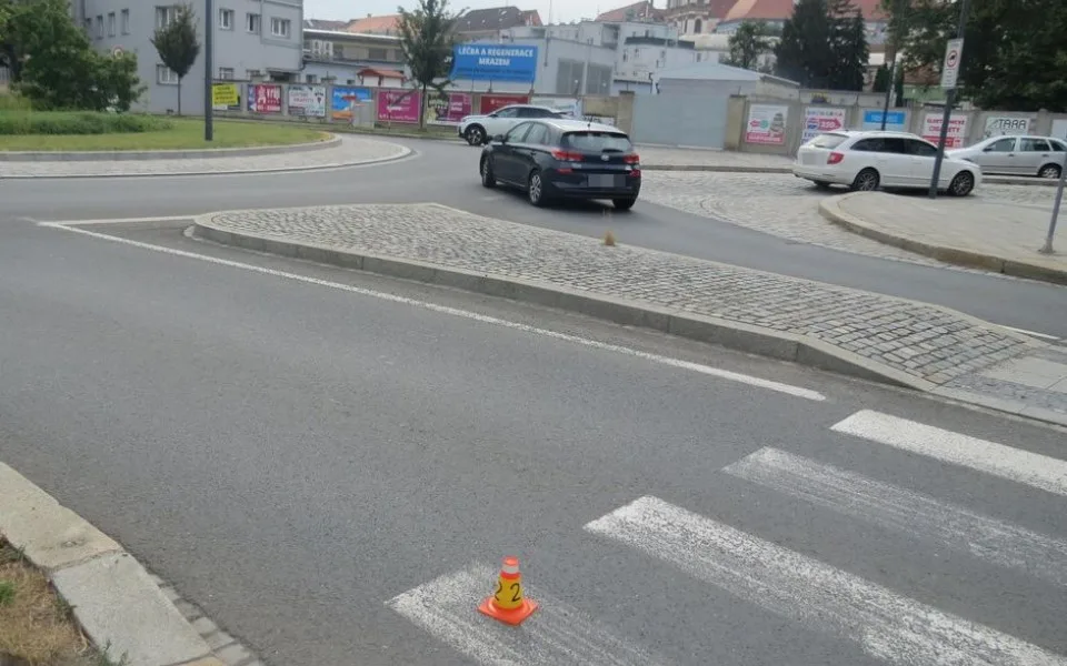 Cyklista vjel pod auto a po nehodě odešel. Policie pátrá po něm i po svědcích