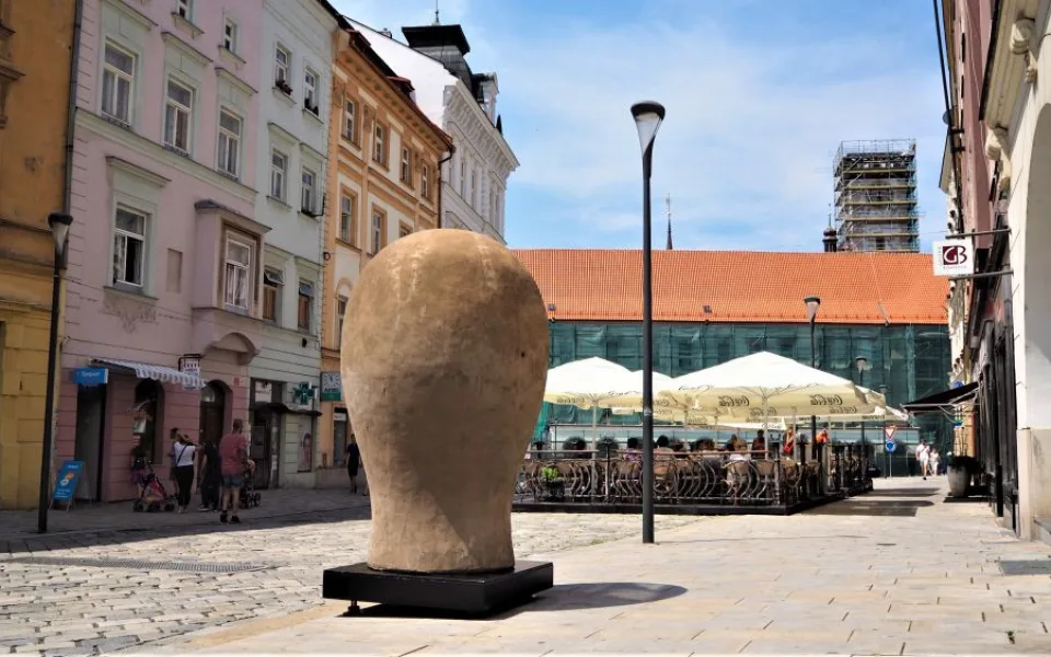 FOTO/VIDEO: Na Dolním náměstí stojí Jedna z velkých hlaviček. Další socha v rámci Sculpture Line