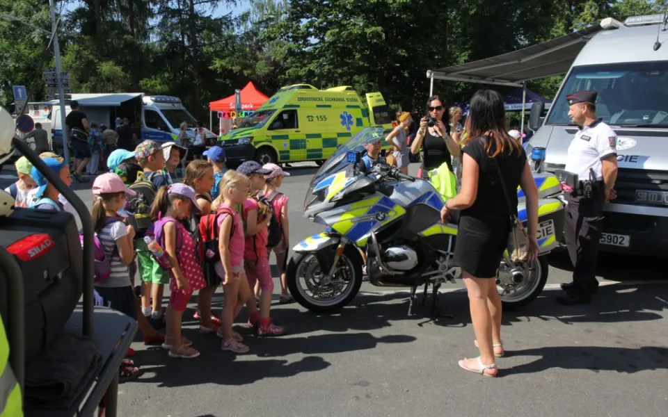 FOTO/VIDEO: Policisté, hasiči a záchranáři prezentovali svou práci veřejnosti. Nechyběly ukázky, hry a pojízdná laboratoř