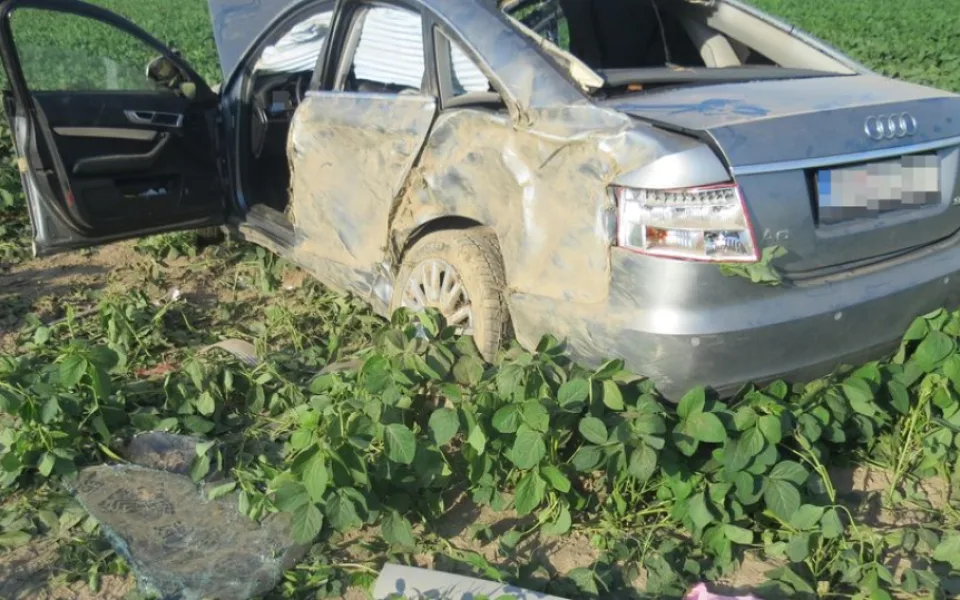Opilý cizinec přetočil auto několikrát přes střechu. On i spolujezdec jsou zranění