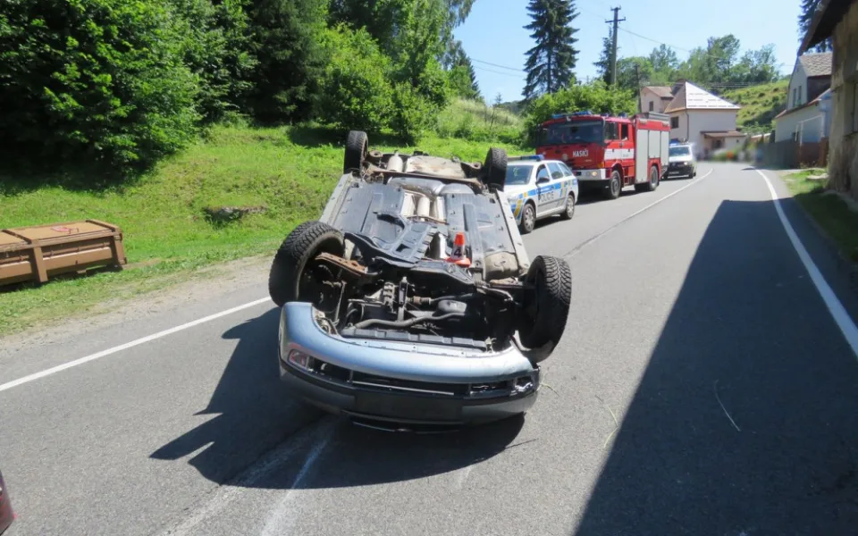 FOTO: Řidička narazila do betonové zídky a auto přetočila na střechu