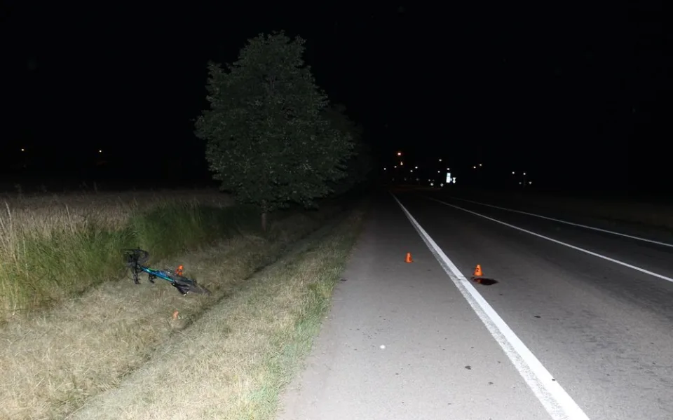 Cyklista srazil chodce, oba byli opilí a neosvětlení. Skončili v nemocnici