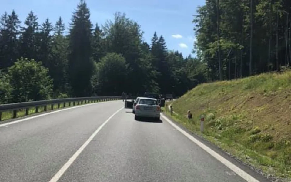Na Červenohorském sedle zemřel mladý motorkář. Nepřežil náraz do svodidel