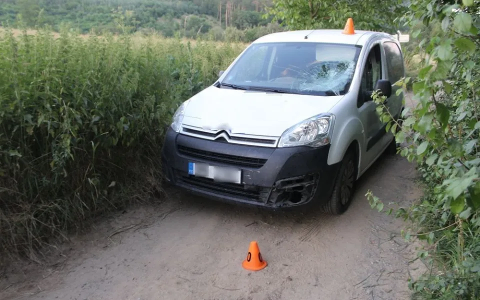 Cyklista jel příliš rychle a na úzké cestě narazil do protijedoucího auta. Skončil v nemocnici