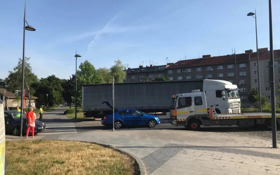 Řidič kamionu, který ráno zablokoval provoz Na střelnici, nedbal pokynů policie