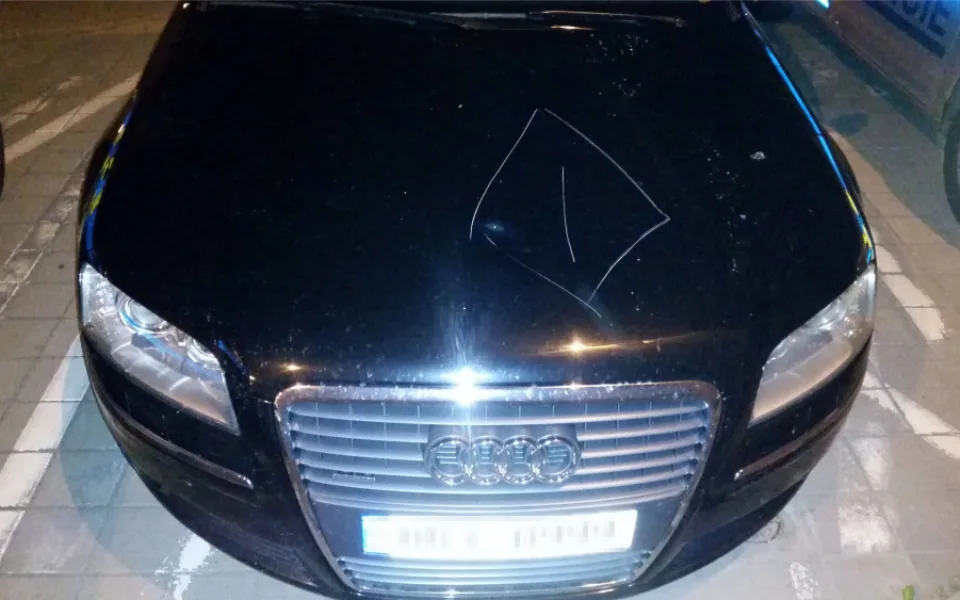 Muž zaparkoval auto u jezera Poděbrady. Když se vrátil, měl na kapotě vyrytý kosočtverec