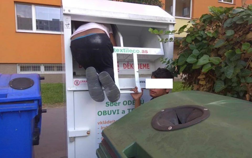 Dva mladíci tahali textil z kontejneru. Po příjezdu strážníků jej museli uklidit