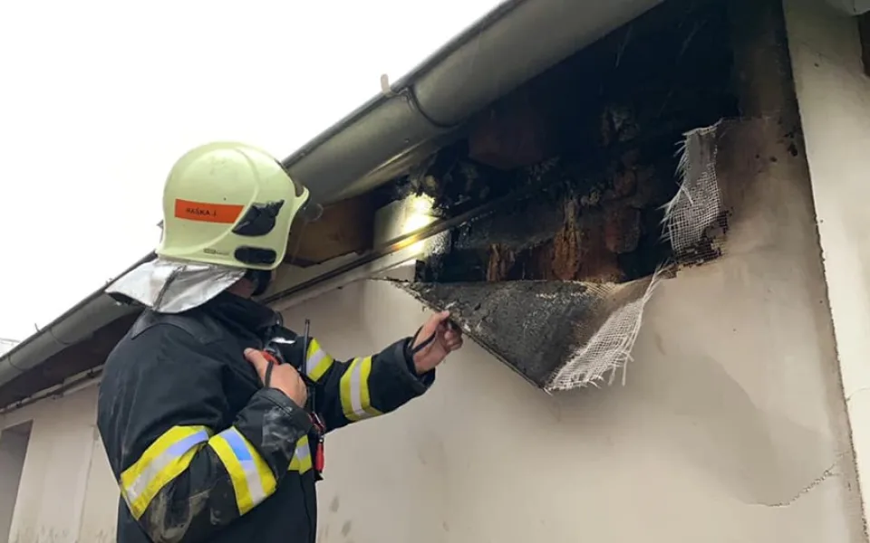 FOTO: V Bohuňovicích zapálil blesk střechu a fasádu domu