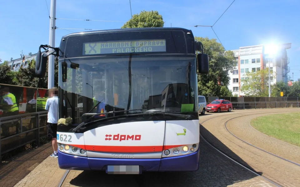 Kvůli bezohlednému řidiči musel na Pražské prudce brzdit autobus. V něm se zranila čtyřletá holčička, řidič ujel