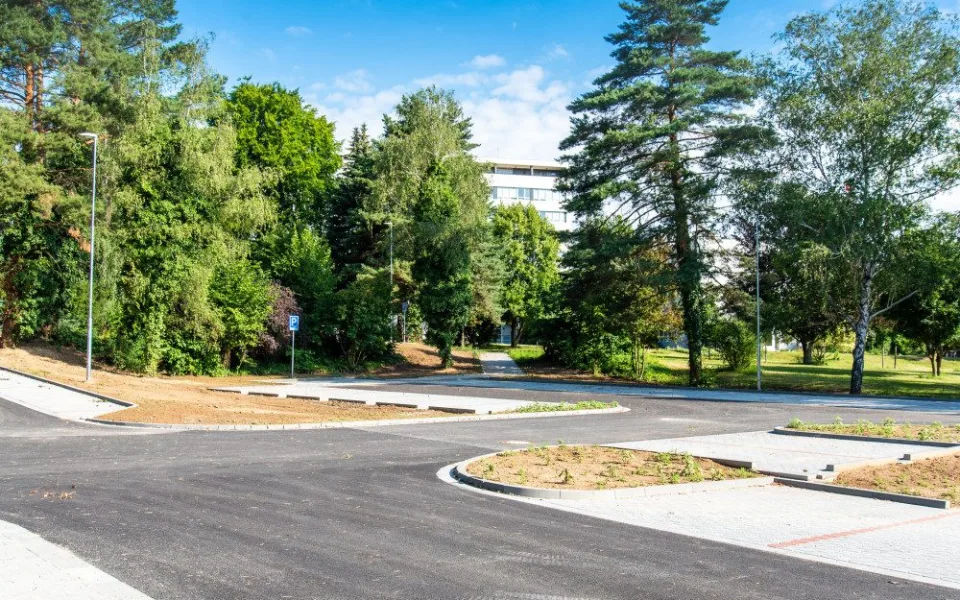 Pod Dětskou klinikou vyrostlo nové parkoviště. Nabídne sto míst a má samostatný vjezd z Vojanovy ulice