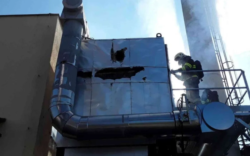 Při ranním požáru odsávání pilin na pile vznikla škoda za tři miliony korun