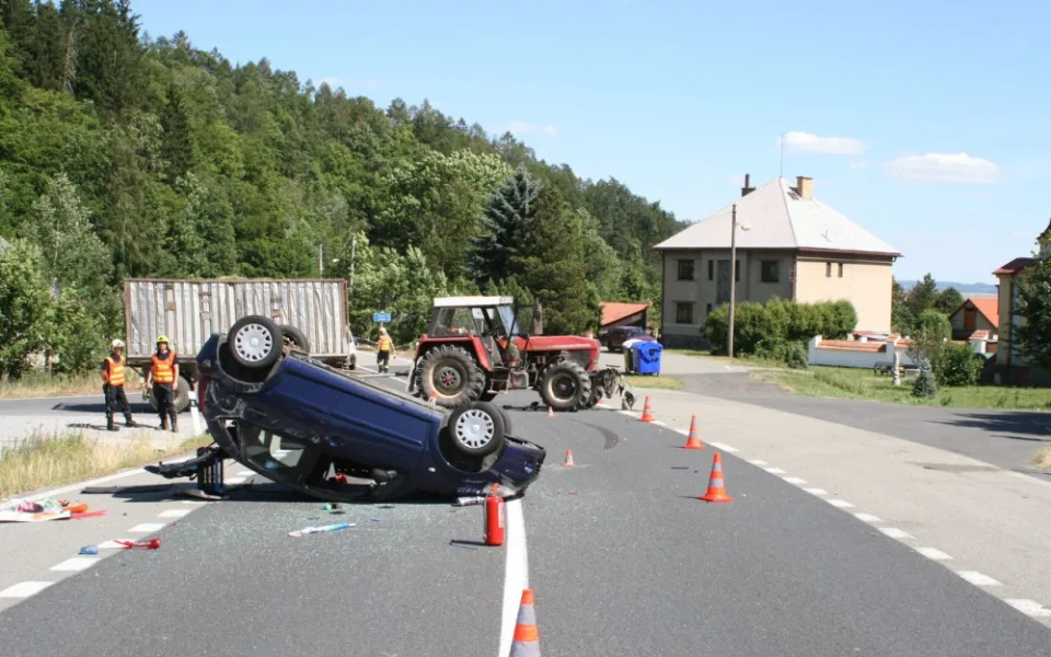 Řidič traktoru nedal přednost řidičce, která jela po hlavní silnici. Žena po srážce skončila v nemocnici