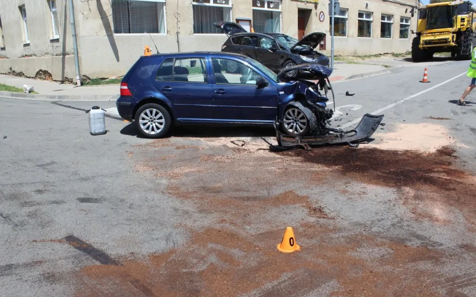 FOTO: Mladík nedal přednost autu na hlavní silnici. Po střetu auto začalo hořet a čtyři lidé se zranili
