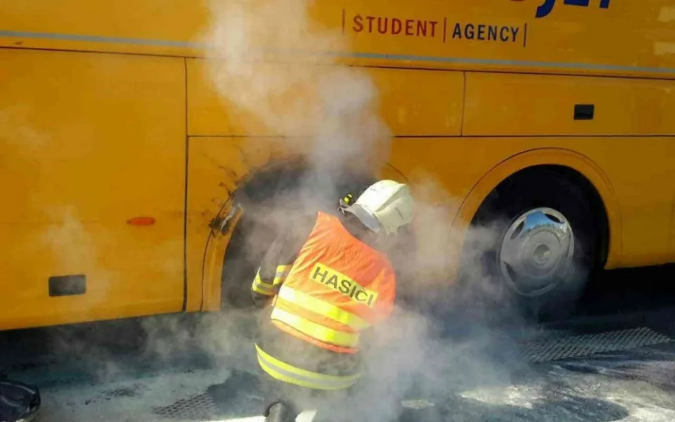 AKTUÁLNĚ: Autobusu v Lipenské ulici hořelo kolo. Cestující přepraví jiný dopravce
