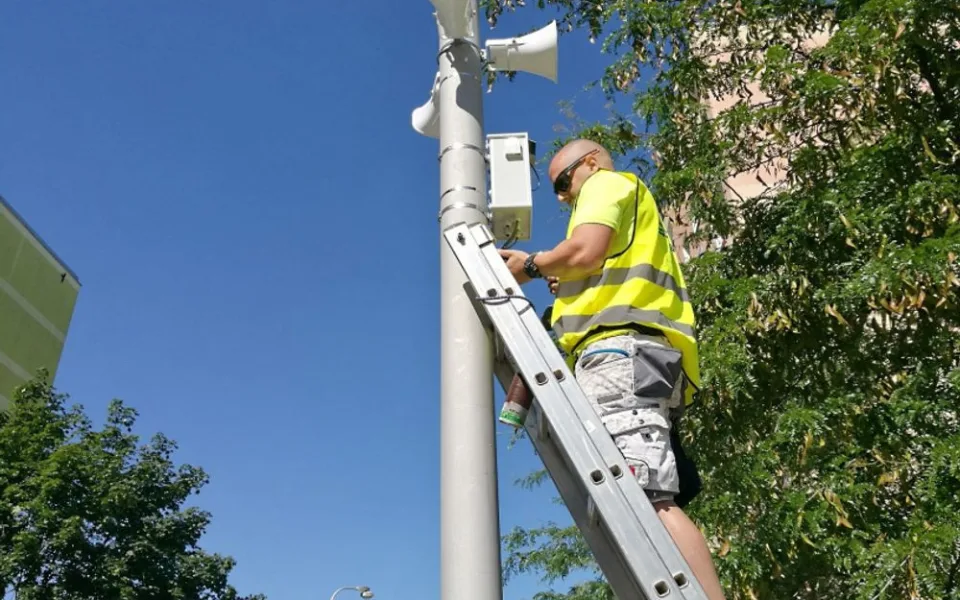 První hlásiče nového městského informačního a výstražného systému byly instalovány na lampách