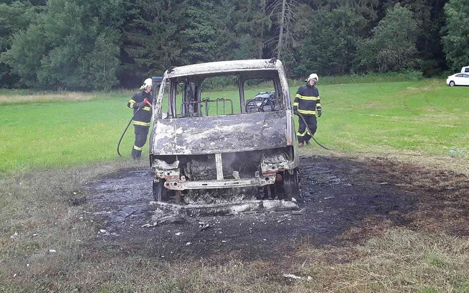 FOTO: Na poli shořela dodávka. Hasiči museli k jejímu ohořelému torzu, protože začala znovu doutnat