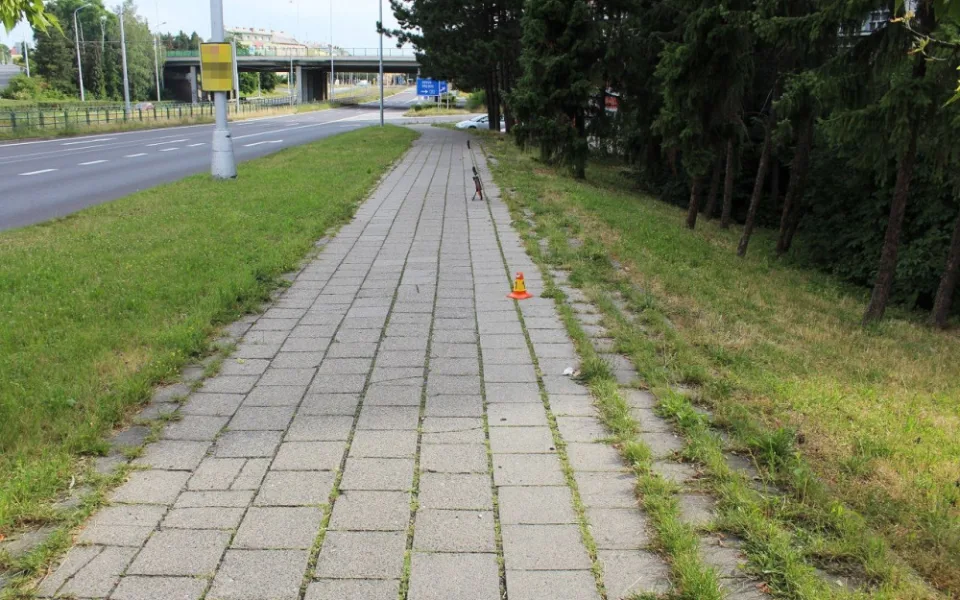 Policie pátrá po cyklistovi, který narazil do cyklistky na chodníku u Hotelového domu a z místa odešel
