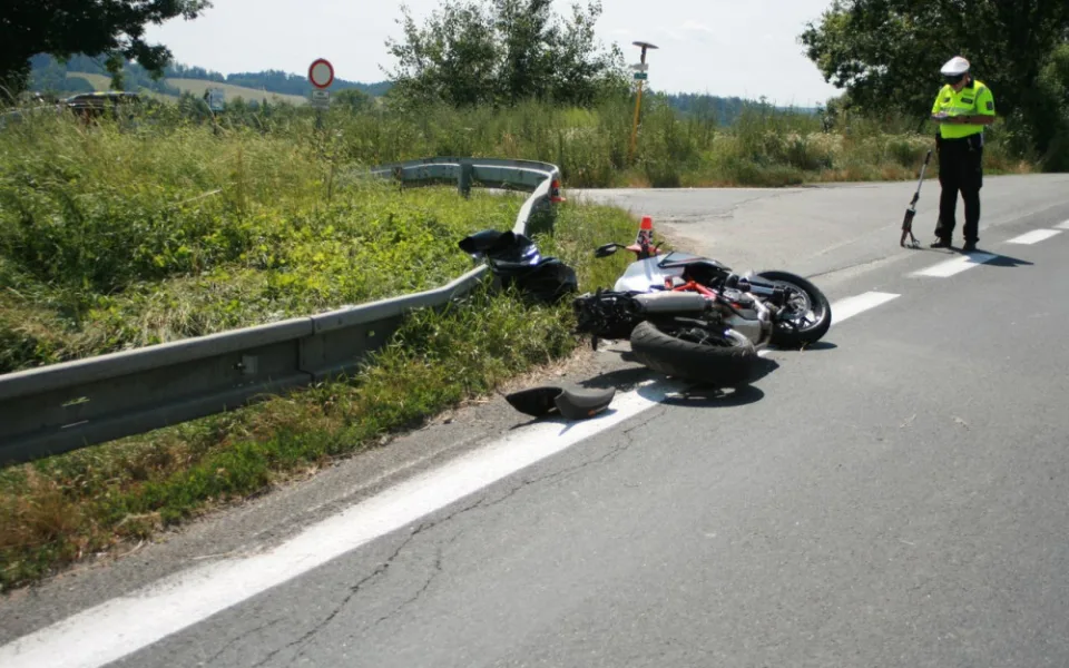 Motorkář jel příliš rychle a narazil do svodidel. Do nemocnice ho transportoval vrtulník