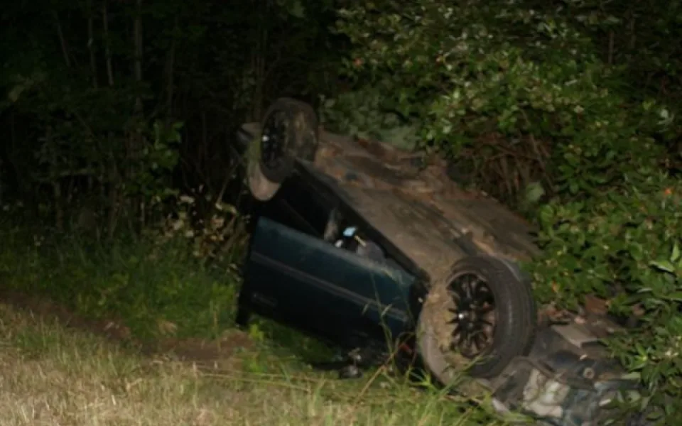 Osmnáctiletý mladík se chtěl vyhnout střetu se zvěří. Auto přetočil na střechu
