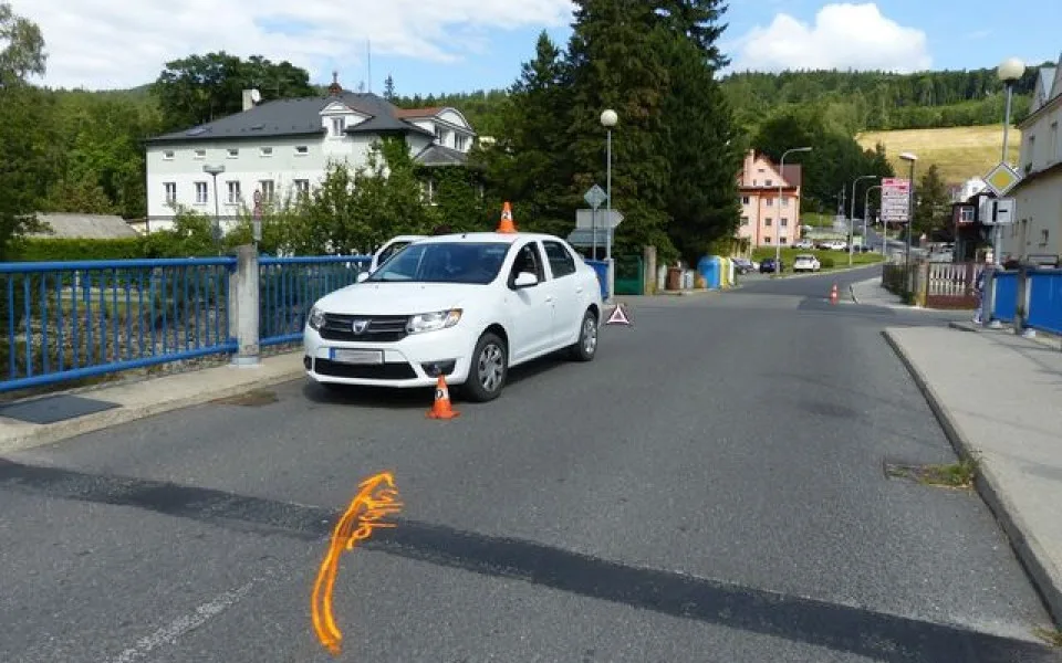 Cyklista nezvládl odbočení a narazil do auta. Nadýchal tři promile