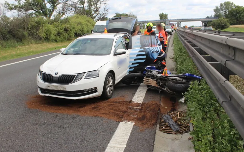 Na dálnici D46 usnul řidič, který naboural do motorkáře. Ten utrpěl zranění a byl letecky přepraven do nemocnice
