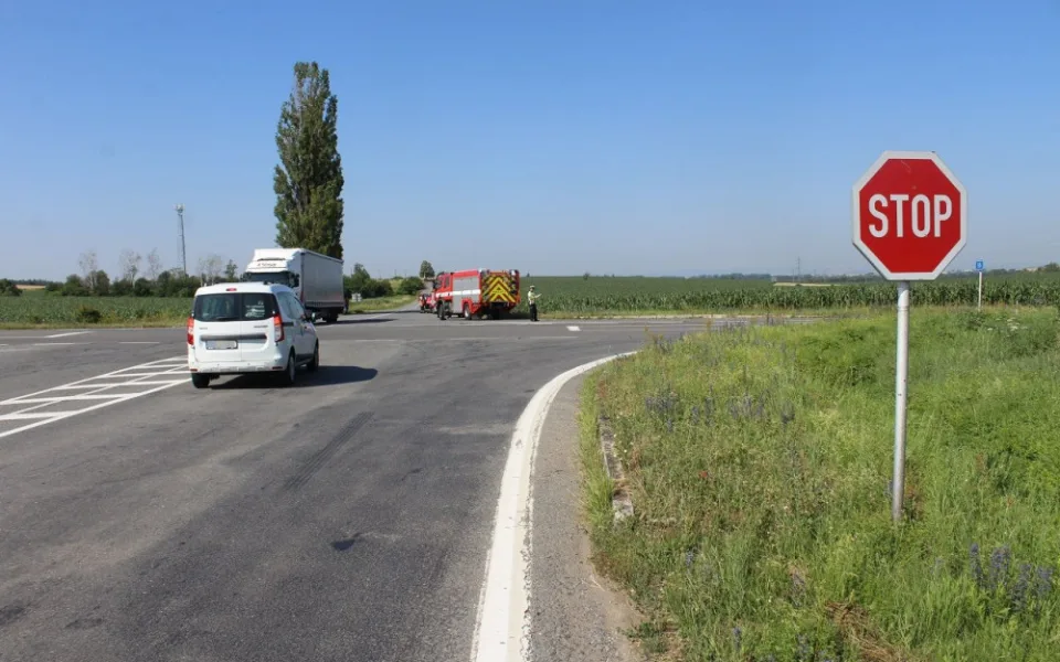Motorkář se zranil při nehodě na křižovatce u Velkého Týnce. Policie hledá svědky