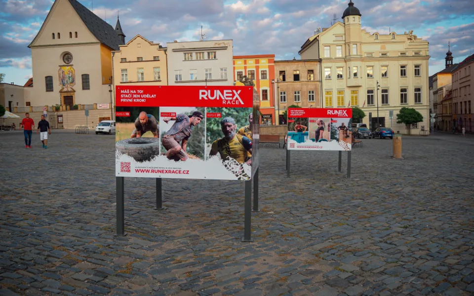 FOTO: Na Dolním náměstí si můžete prohlédnout soutěžní výstavu k extrémnímu závodu Runex Race