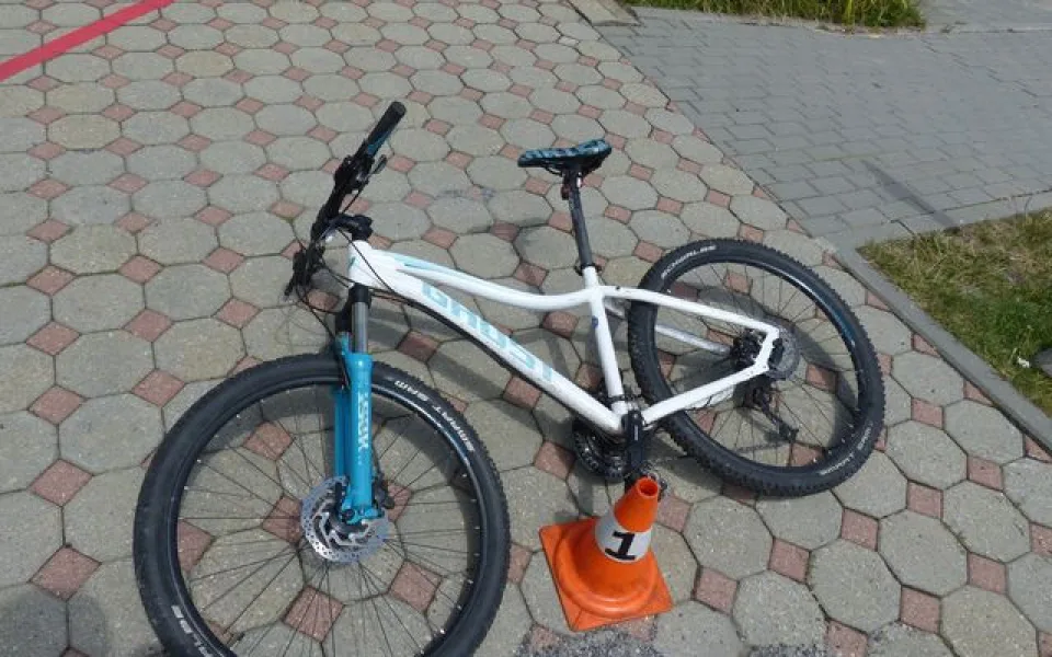 Opilý cyklista chtěl objet kolonu, ale nezvládl řízení a naboural do auta. Po nehodě se snažil utéct