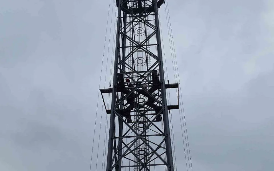 Dívku zranil elektrický proud, když lezla na sto padesát metrů vysoký vysílač