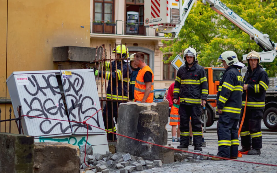 FOTO/VIDEO: Náklaďák u muzea poničil pískovcový sloup a vyvrátil rozvodnou skříň. Řidiče chytili až na Wellnerově ulici