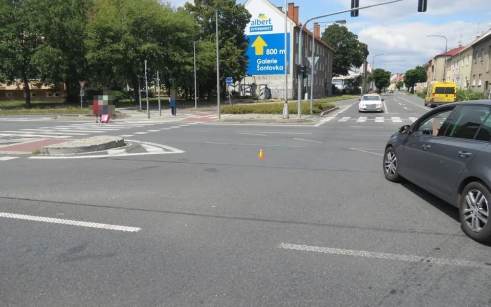 Policie žádá svědky o pomoc v objasnění dopravní nehody, při které naboural řidič náklaďáku a z místa nehody ujel