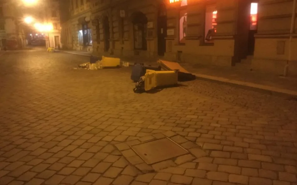 Muž převracel popelnice v Kateřinské ulici. Nepořádek musel uklidit