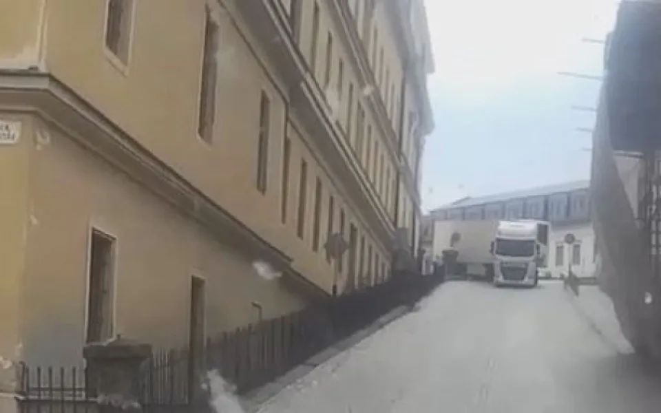 VIDEO: Řidič kamionu nevytočil zatáčku v centru Olomouce. Poškodil pilíř a rozvodnou skříň