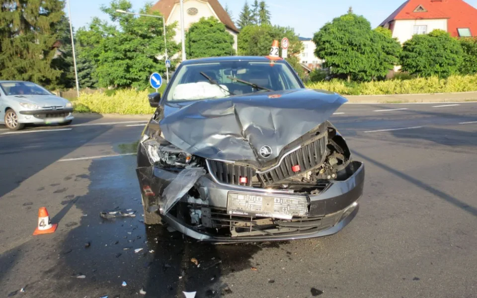Mladý řidič nedal přednost řidičce, která jela po hlavní silnici. Došlo k nehodě a žena utrpěla zranění