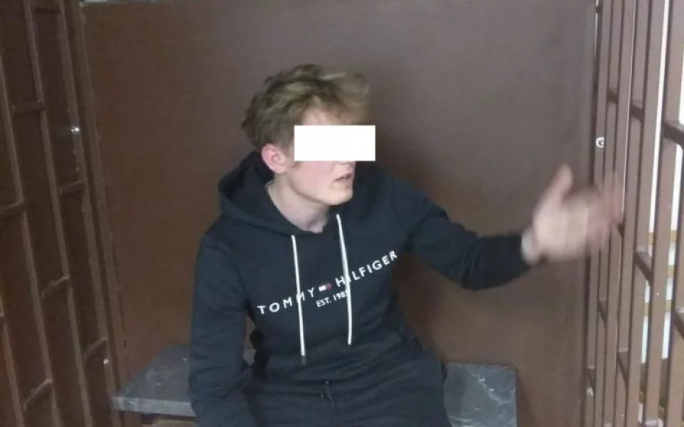 Devatenáctiletý mladík prohodil výlohou železnou rohož a ukopl zpětné zrcátko. Před strážníky se snažil utéct