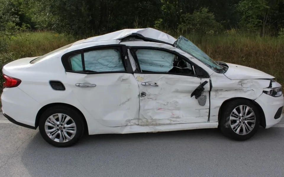 Řidička nedala v křižovatce přednost náklaďáku. Došlo ke srážce a žena utrpěla zranění